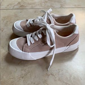 Women’s sneakers by Rocket Dog